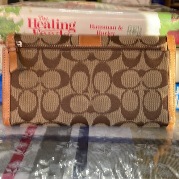 🎁PRICE REDUCED.COACH LEATHER SNAP WALLET PRELOVED CONDITION (FREE GIFT 🎁 - Picture 3 of 7